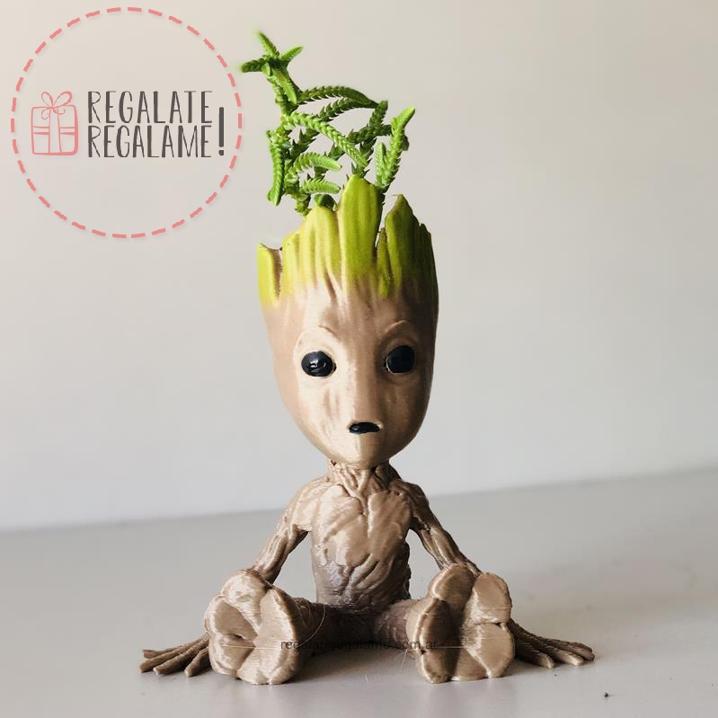 Maceta baby groot sentado