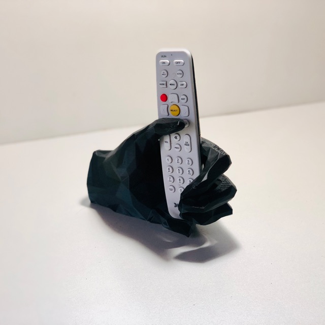 Mano porta control remoto